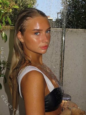 Lilia Batten Nude Leaked Photo #32