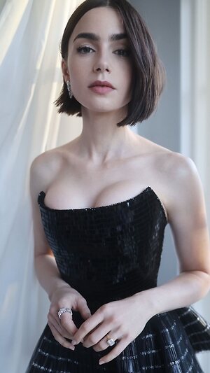 Lily Collins Hot leaked photo #5