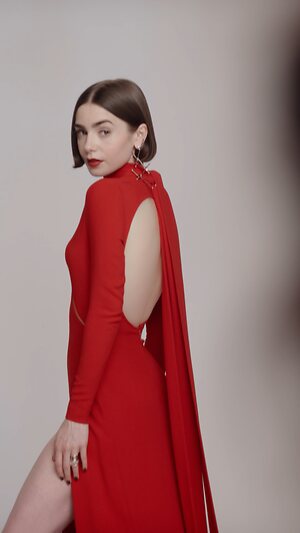 Lily Collins Hot leaked photo #49