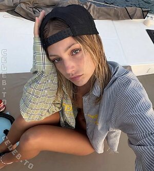 Lily Rowland photo