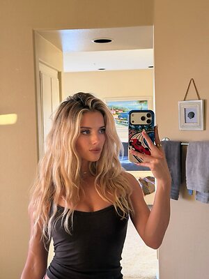 Lindsay Brewer leaked photo #197