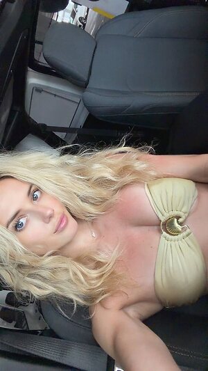 Lindsay Brewer leaked photo #201