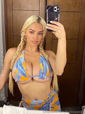 Lindsey Pelas photo