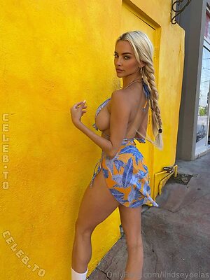 Lindsey Pelas photo