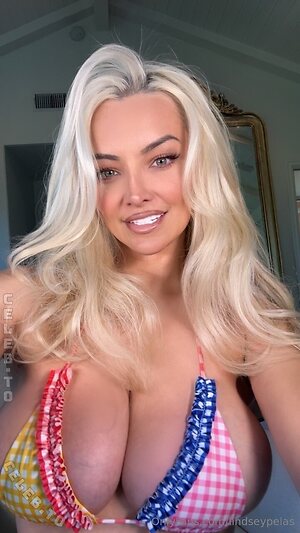 Lindsey Pelas photo