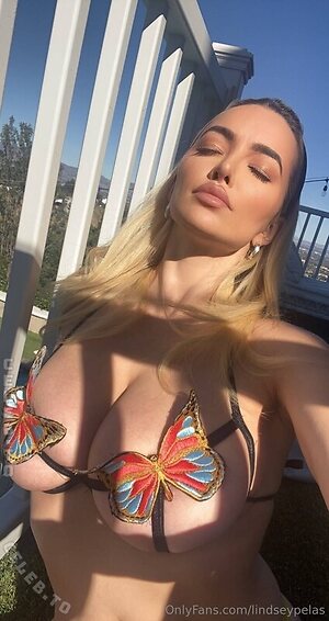 Lindsey Pelas
