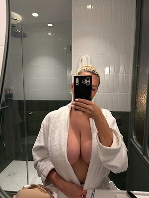Lindsey Pelas