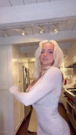Lindsey Pelas leaked photo #292