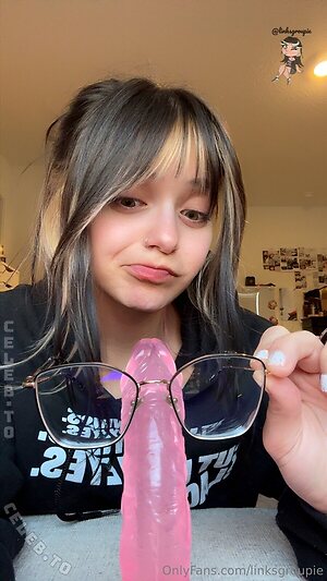 Linksgroupie Nude Leaked Photo #339