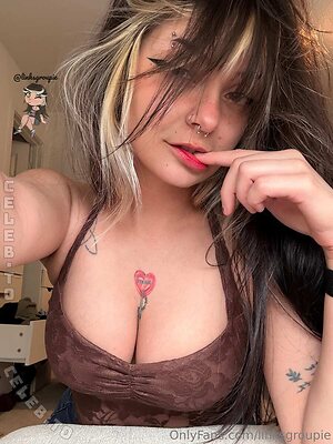 Linksgroupie Nude Leaked Photo #476