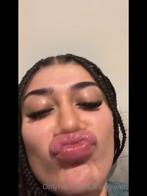 Lip Sniffing leaked photo #2
