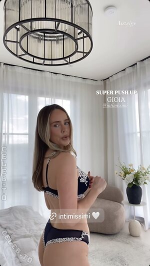 Liz Kaeber Nude Leaked Photo #14