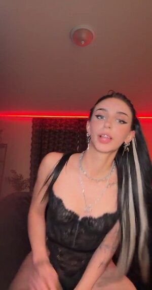 Liza Lowe leaked photo #6