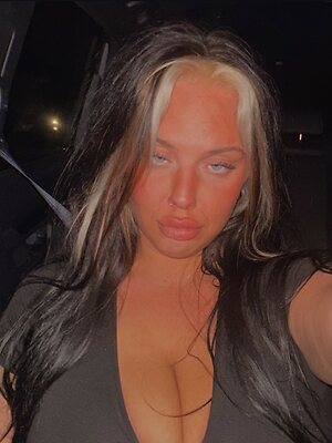 Lololuxxxe leaked photo #2
