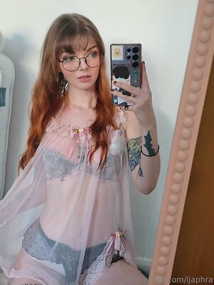 Louisejulie leaked photo #15