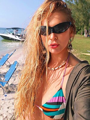 Lívia Andrade leaked photo #21