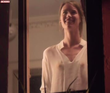 Mackenzie Davis leaked photo #31