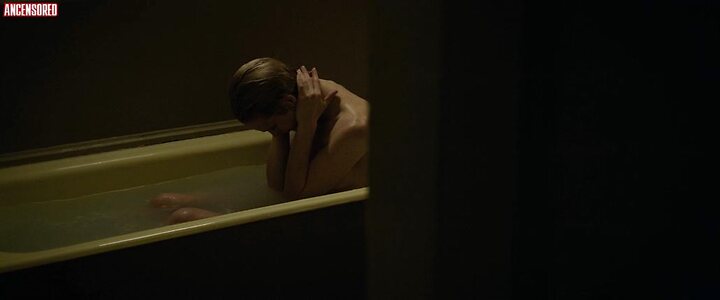Mackenzie Davis leaked photo #35