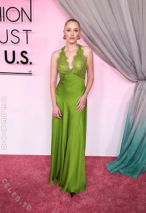 Maika Monroe Nude Leaked Photo #8