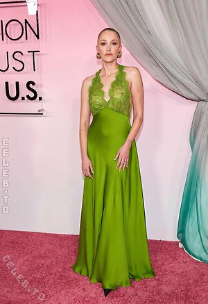 Maika Monroe Nude Leaked Photo #9