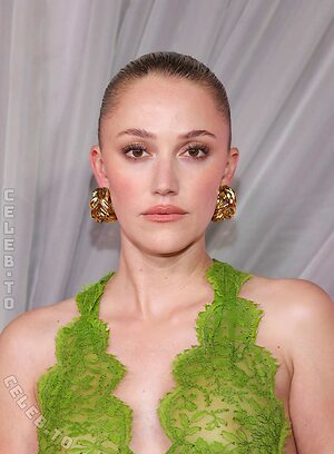 Maika Monroe Nude Leaked Photo #16