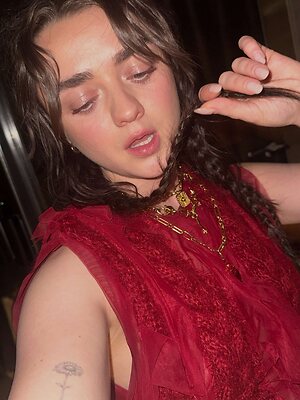 Maisie Williams leaked photo #311
