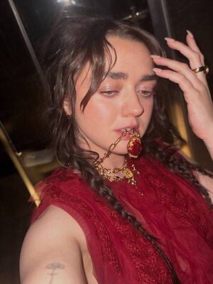 Maisie Williams leaked photo #312
