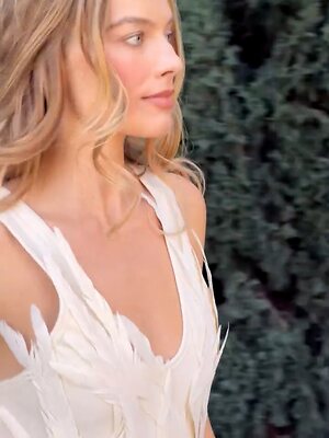 Margot Robbie Hot leaked photo #8