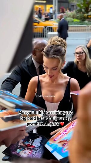 Margot Robbie Hot