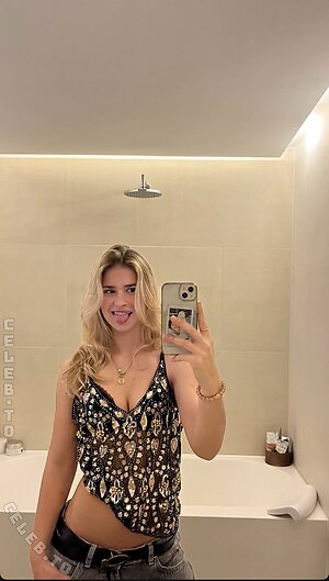 marla.schnr Nude Leaked Photo #2