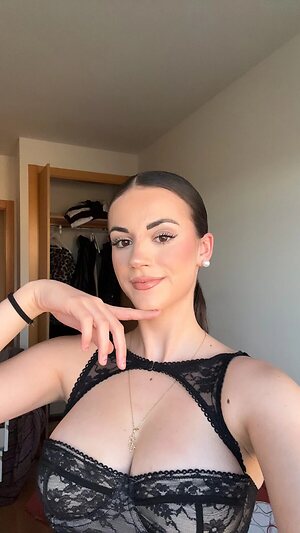 Maura D Nude Leaked Photo #3