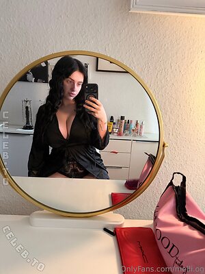 melli.cg Nude Leaked Photo #21