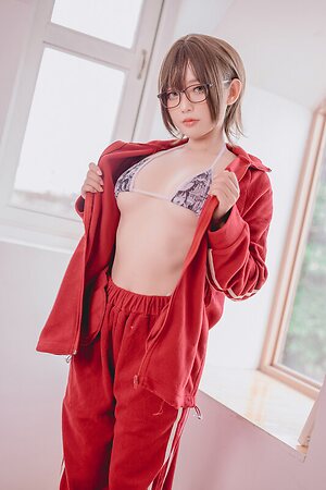 Messie Huang leaked photo #10
