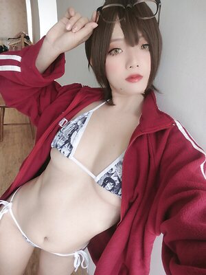 Messie Huang leaked photo #28