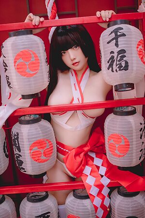 Messie Huang leaked photo #45