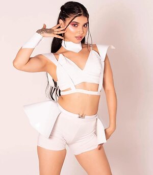 Mia Laurence
