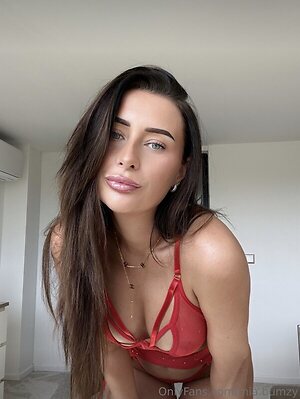 mia.bumzy leaked photo #12