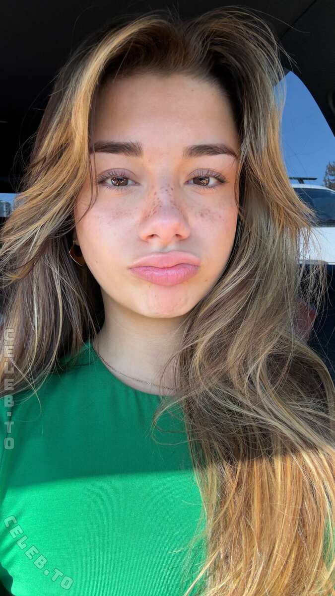 Mikayla Campinos photo
