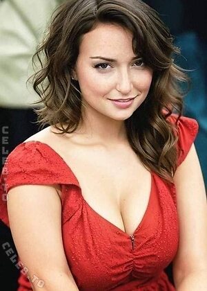 Milana Vayntrub photo