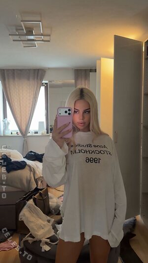 Milaneedls More Nude Photos