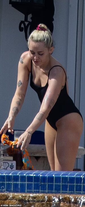 Miley Cyrus Nude Leaked Photo #28