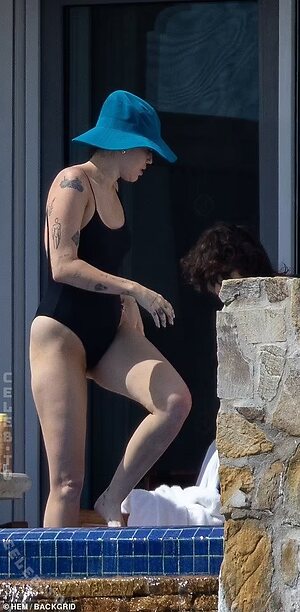 Miley Cyrus Nude Leaked Photo #30