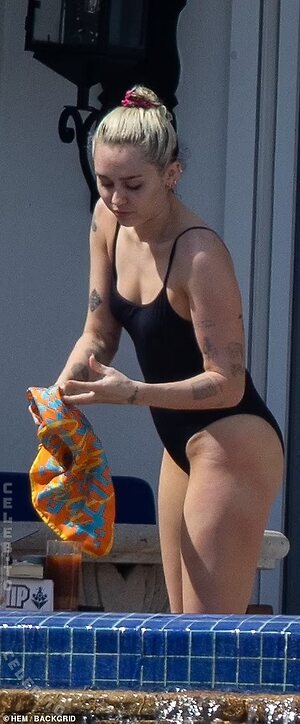 Miley Cyrus Nude Leaked Photo #32