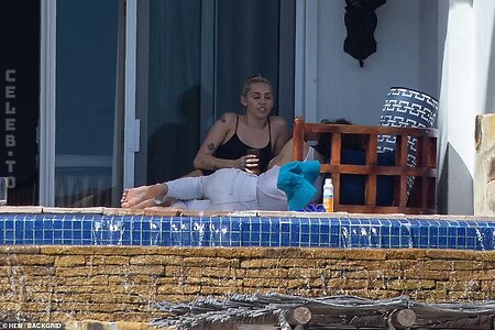 Miley Cyrus Nude Leaked Photo #33