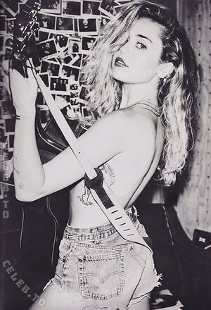 Miley Cyrus Nude Leaked Photo #77