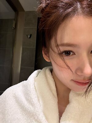Minatozaki Sana leaked photo #81