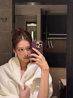 Minatozaki Sana leaked photo #83