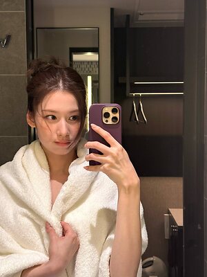 Minatozaki Sana leaked photo #85