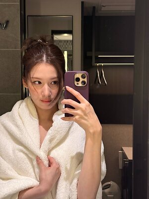 Minatozaki Sana leaked photo #86