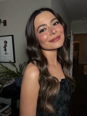 Miranda Cosgrove leaked photo #8